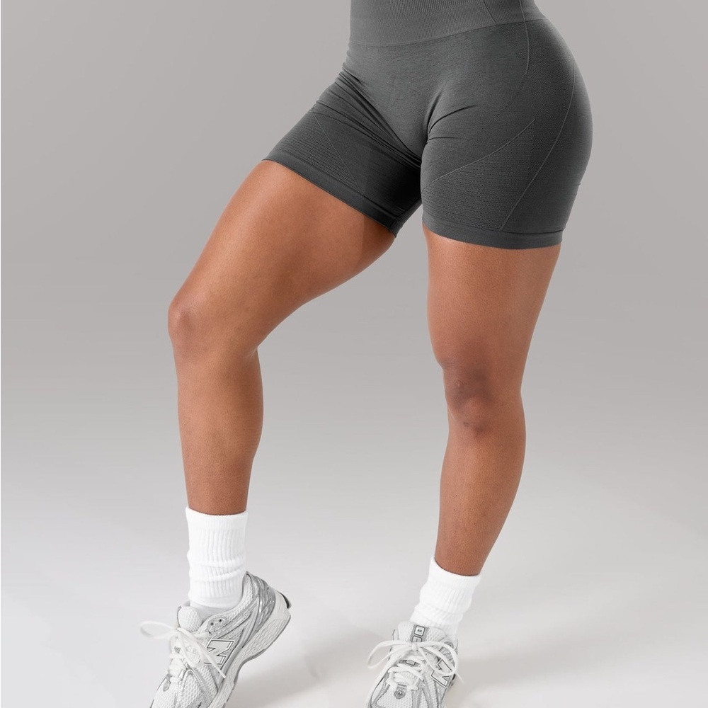 Alphalete Seamless High-Waist Bike Shorts - Charcoal